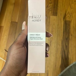 Hey honey sweet treat wild berry & honey  yogurt recovery mask